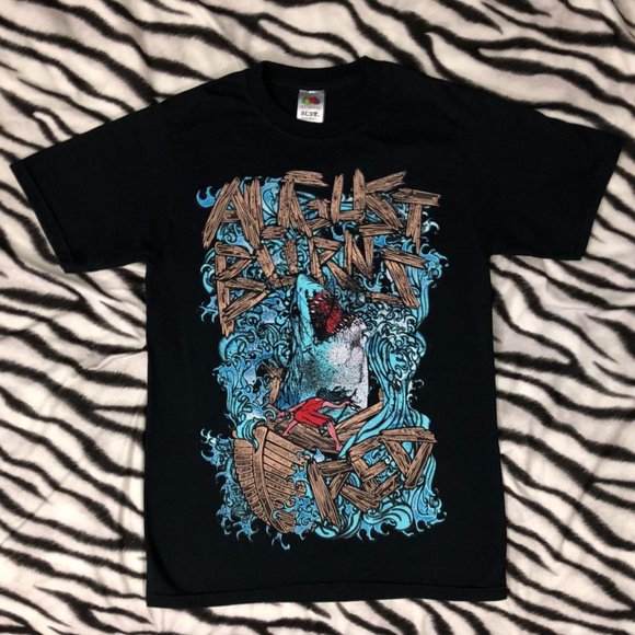 AUGUST BURNS RED (Size S) Shark Attack & Boat Wreck Tee - Picture 1 of 5